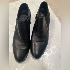 Naturalizer leather low heel,  side zip stretch bootie. 7.5